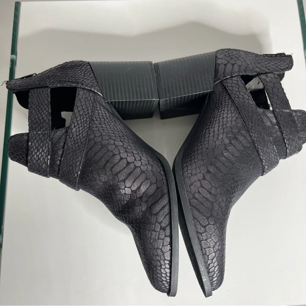 NEVER WORN Black Animal Print Vegan Faux Leather Ankle Winter Fall Booties - Picture 7 of 8